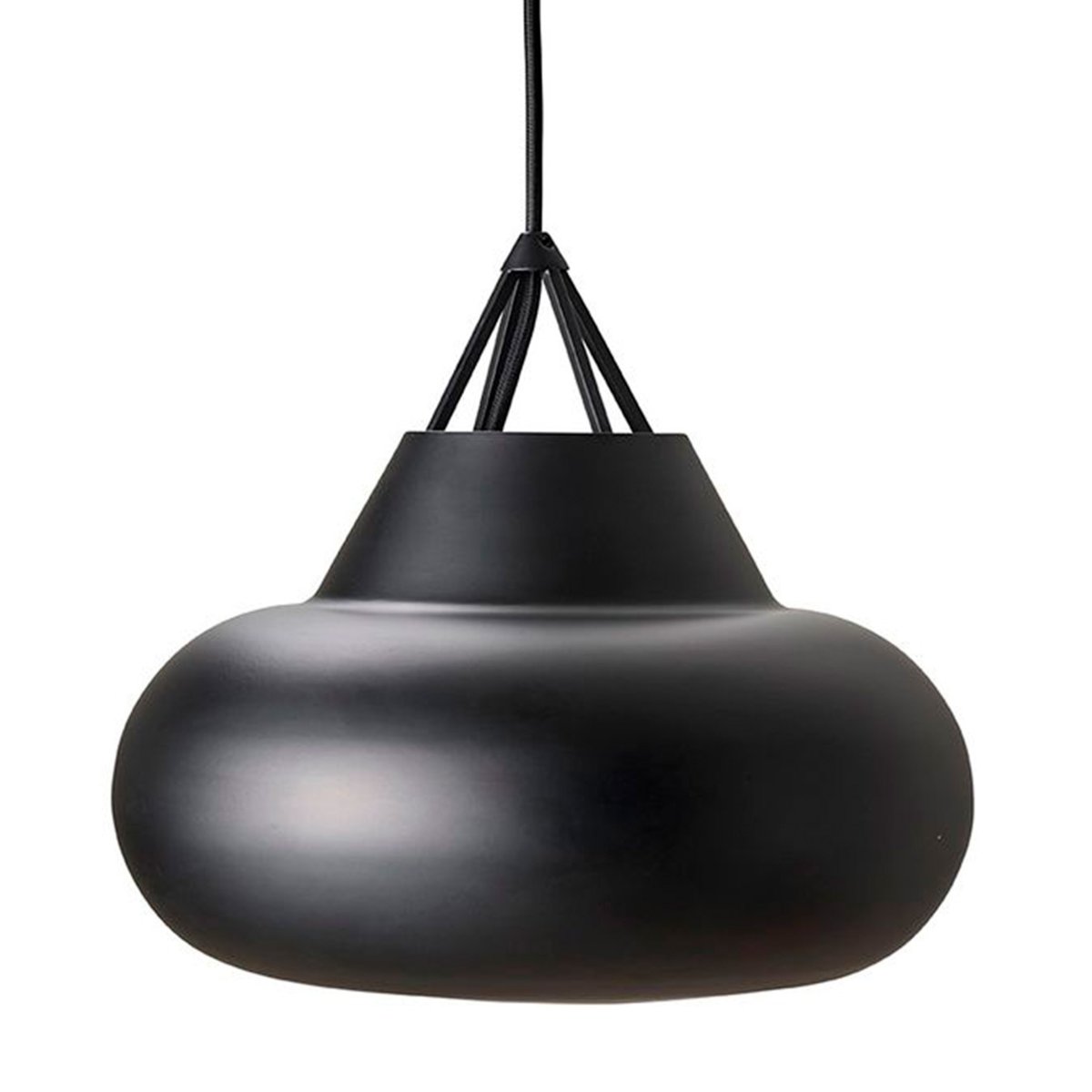 Polo Ø30 Svart Taklampe Fra Dyberg Larsen - Designet av Frank Kerdil, er denne sorte pendellampen laget av matt metall og har et minimalistisk ytre med et moderne og karismatisk utseende der lys, form og funksjon møtes.