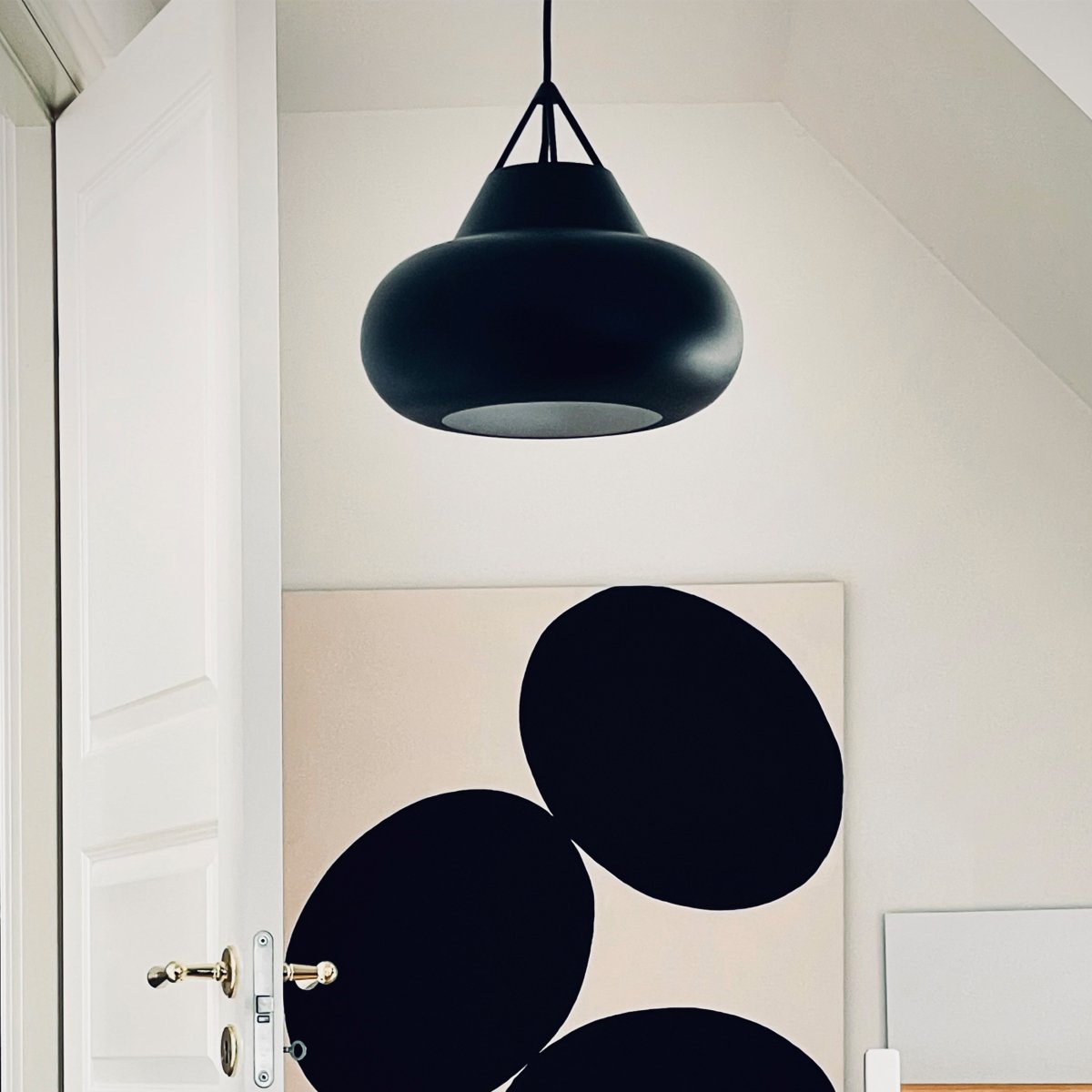 Polo Ø30 Svart Taklampe Fra Dyberg Larsen - Designet av Frank Kerdil, er denne sorte pendellampen laget av matt metall og har et minimalistisk ytre med et moderne og karismatisk utseende der lys, form og funksjon møtes.