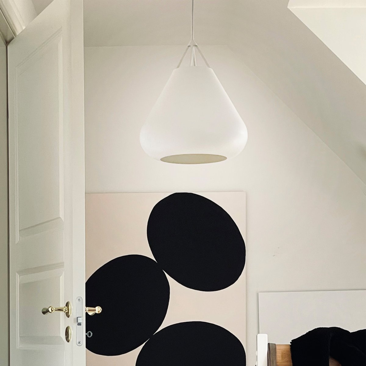 Volta Ø26 Hvit Taklampe Fra Dyberg Larsen - Designet av Frank Kerdil, er denne hvite pendellampen laget av matt metall og har en minimalistisk og moderne karakter som kombinerer lys, form og funksjon.