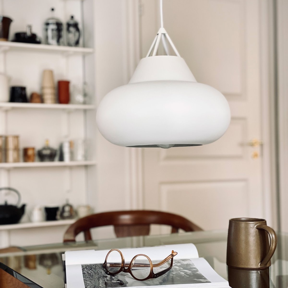 Polo Ø30 Hvit Taklampe Fra Dyberg Larsen - Designet av Frank Kerdil, er denne sorte pendellampen laget av matt metall og har et minimalistisk ytre med et moderne og karismatisk utseende der lys, form og funksjon møtes.