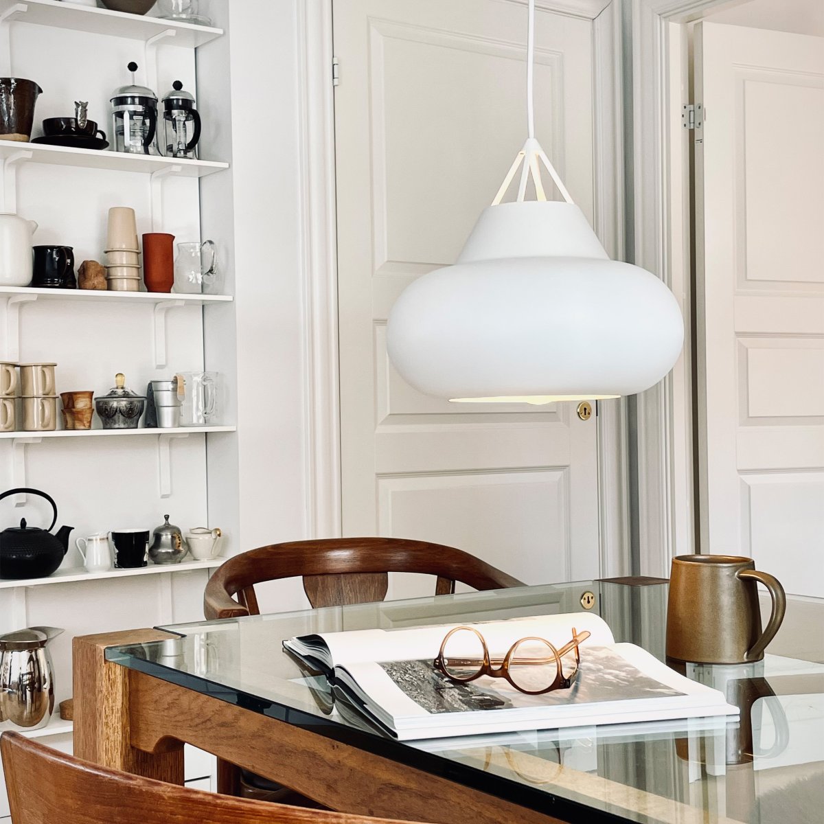 Polo Ø30 Hvit Taklampe Fra Dyberg Larsen - Designet av Frank Kerdil, er denne sorte pendellampen laget av matt metall og har et minimalistisk ytre med et moderne og karismatisk utseende der lys, form og funksjon møtes.