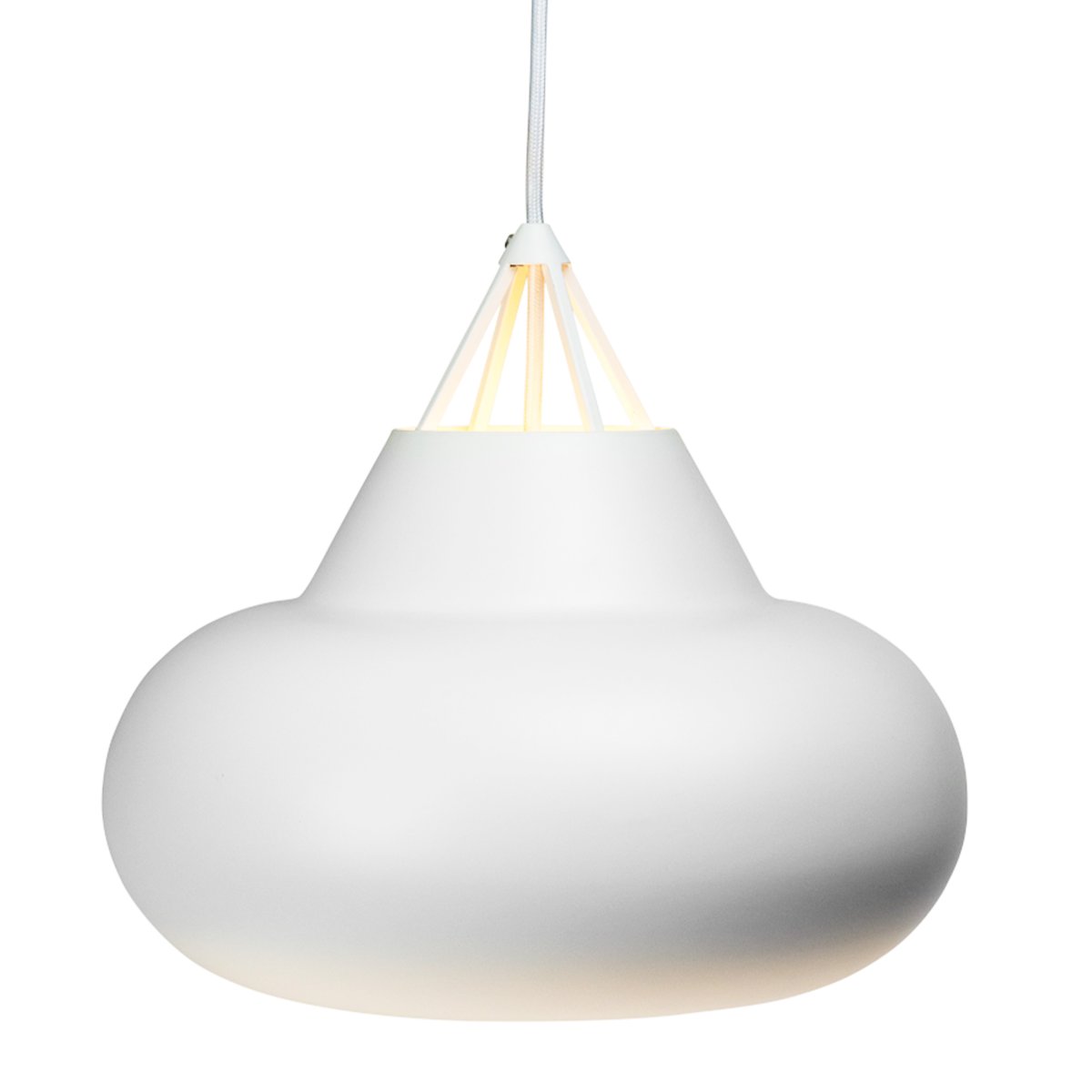 Polo Ø30 Hvit Taklampe Fra Dyberg Larsen - Designet av Frank Kerdil, er denne sorte pendellampen laget av matt metall og har et minimalistisk ytre med et moderne og karismatisk utseende der lys, form og funksjon møtes.