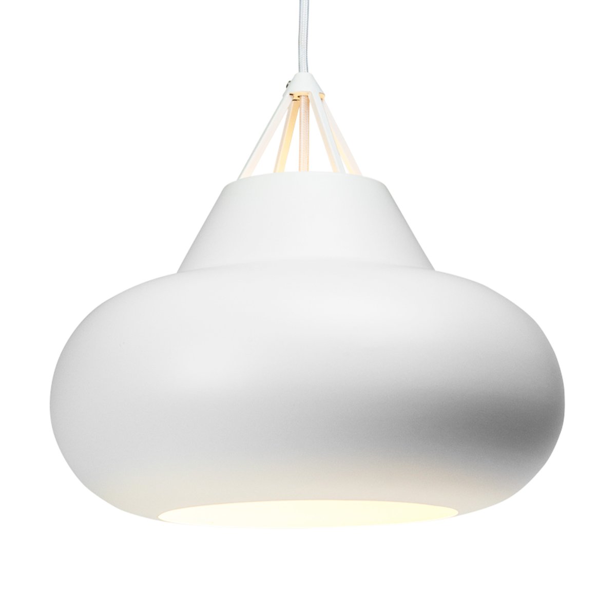 Polo Ø30 Hvit Taklampe Fra Dyberg Larsen - Designet av Frank Kerdil, er denne sorte pendellampen laget av matt metall og har et minimalistisk ytre med et moderne og karismatisk utseende der lys, form og funksjon møtes.