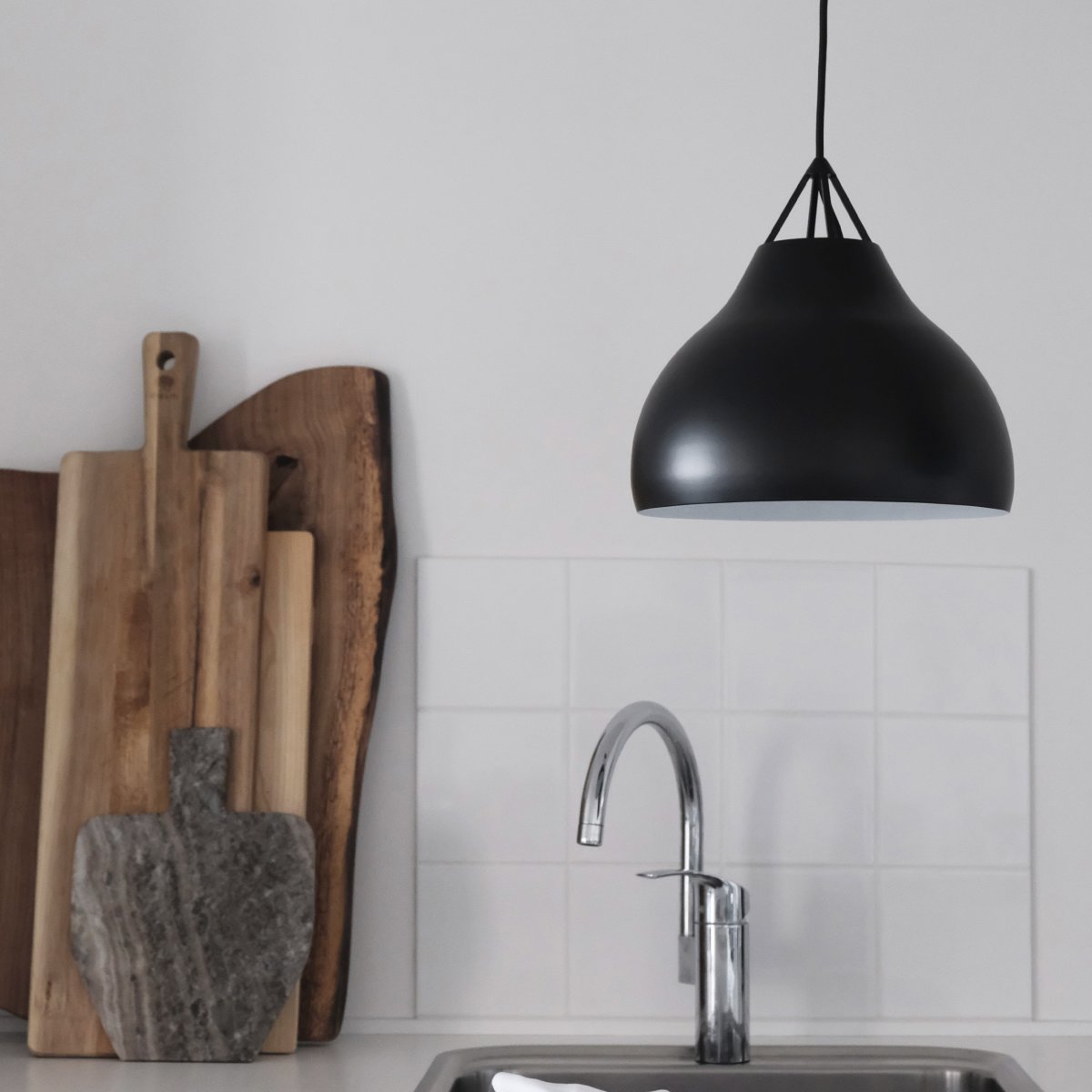 Pyra Ø30 Svart Taklampe Fra Dyberg Larsen - Pyra er designet av Frank Kerdil for Dyberg Larsen, og er en lampe som gir lyskvalitet og stil til hjemmet ditt.