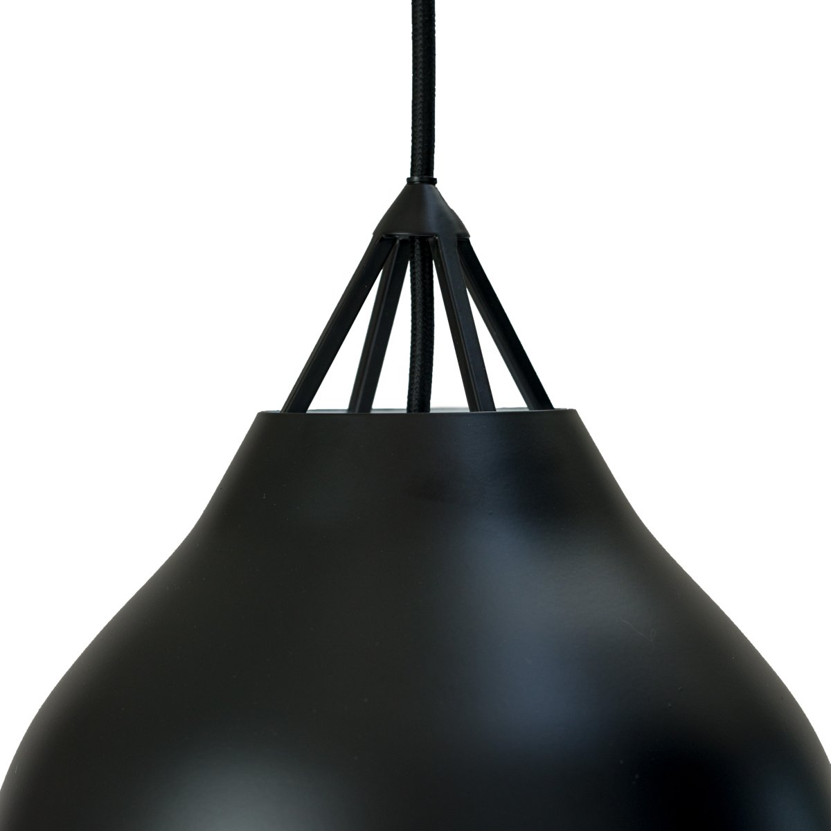 Pyra Ø30 Svart Taklampe Fra Dyberg Larsen - Pyra er designet av Frank Kerdil for Dyberg Larsen, og er en lampe som gir lyskvalitet og stil til hjemmet ditt.