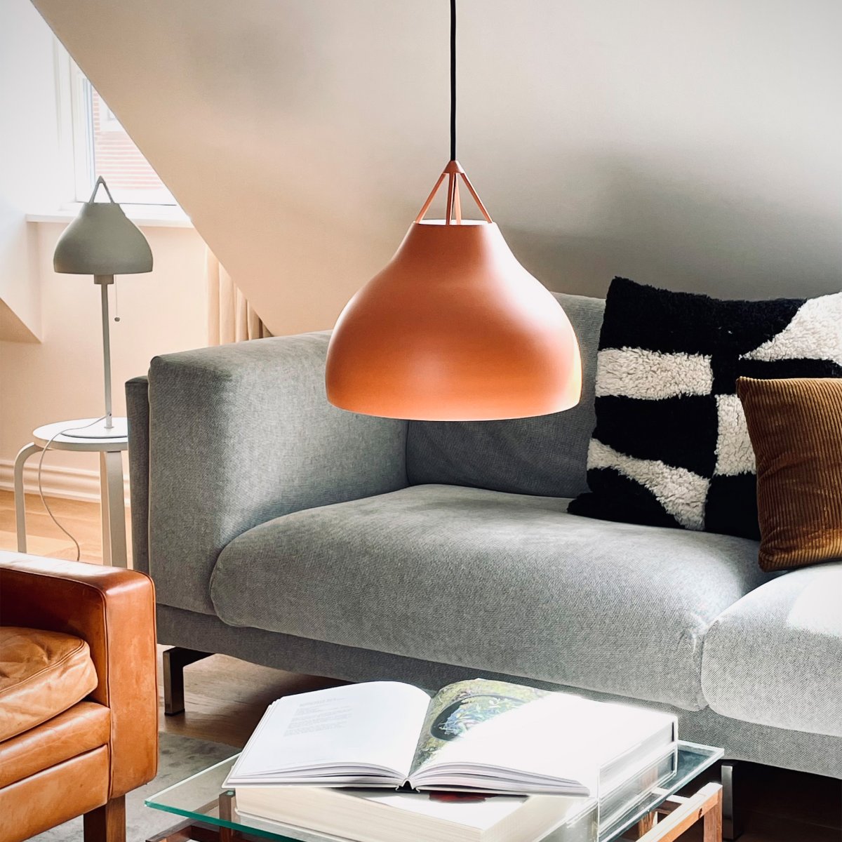 Pyra Ø30 Cognac Taklampe Fra Dyberg Larsen - Pyra er designet av Frank Kerdil for Dyberg Larsen, og er en lampe som gir lyskvalitet og stil til hjemmet ditt.