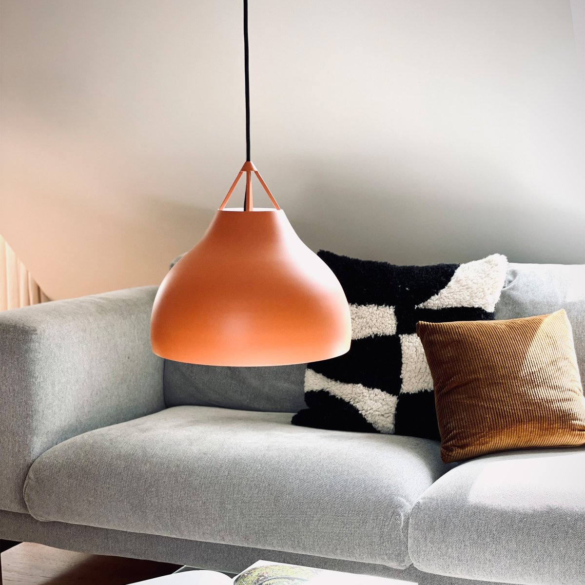 Pyra Ø30 Cognac Taklampe Fra Dyberg Larsen - Pyra er designet av Frank Kerdil for Dyberg Larsen, og er en lampe som gir lyskvalitet og stil til hjemmet ditt.