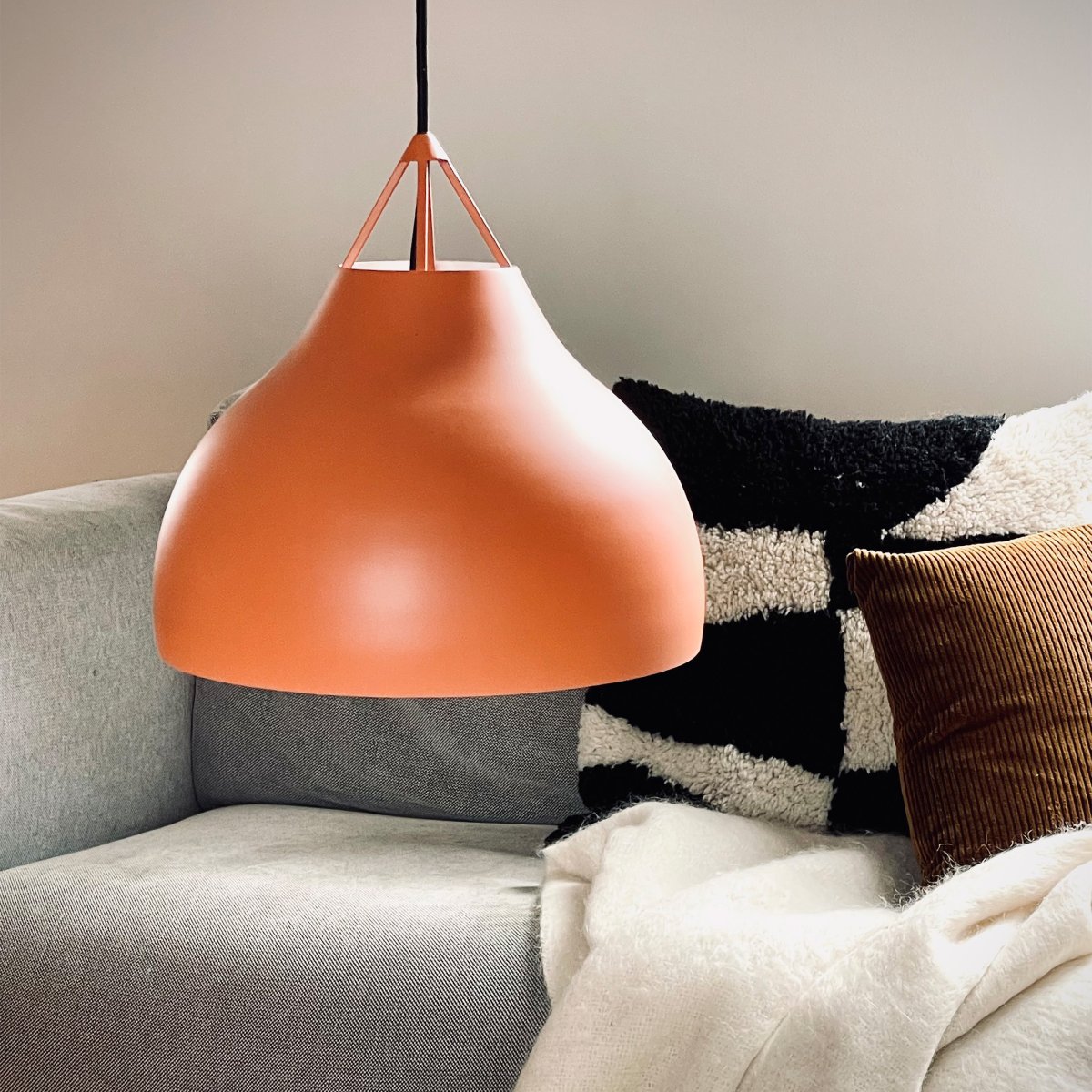 Pyra Ø30 Cognac Taklampe Fra Dyberg Larsen - Pyra er designet av Frank Kerdil for Dyberg Larsen, og er en lampe som gir lyskvalitet og stil til hjemmet ditt.