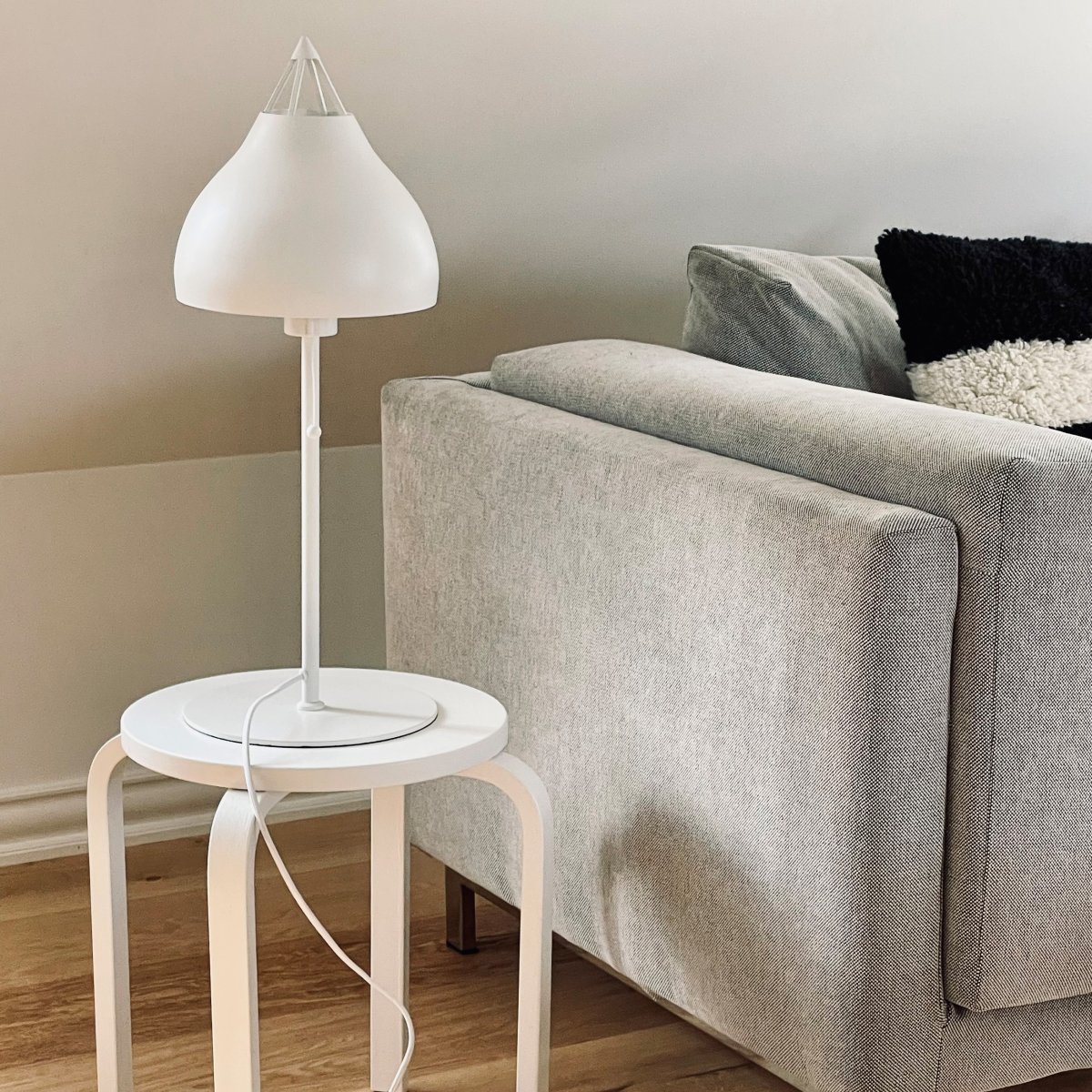 Pyra 60cm Hvit bordlampe Fra Dyberg Larsen - Lampen gir en behagelig glød når den er tent og skaper en koselig atmosfære på hjørnebordet, skrivebordet, vinduskarmen eller i rommet.