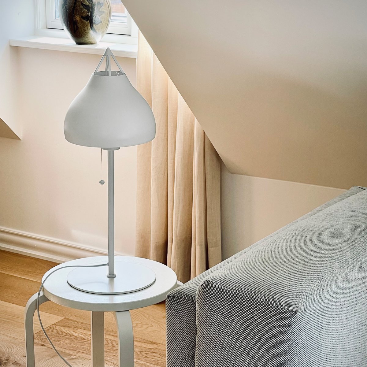 Pyra 60cm Hvit bordlampe Fra Dyberg Larsen - Lampen gir en behagelig glød når den er tent og skaper en koselig atmosfære på hjørnebordet, skrivebordet, vinduskarmen eller i rommet.