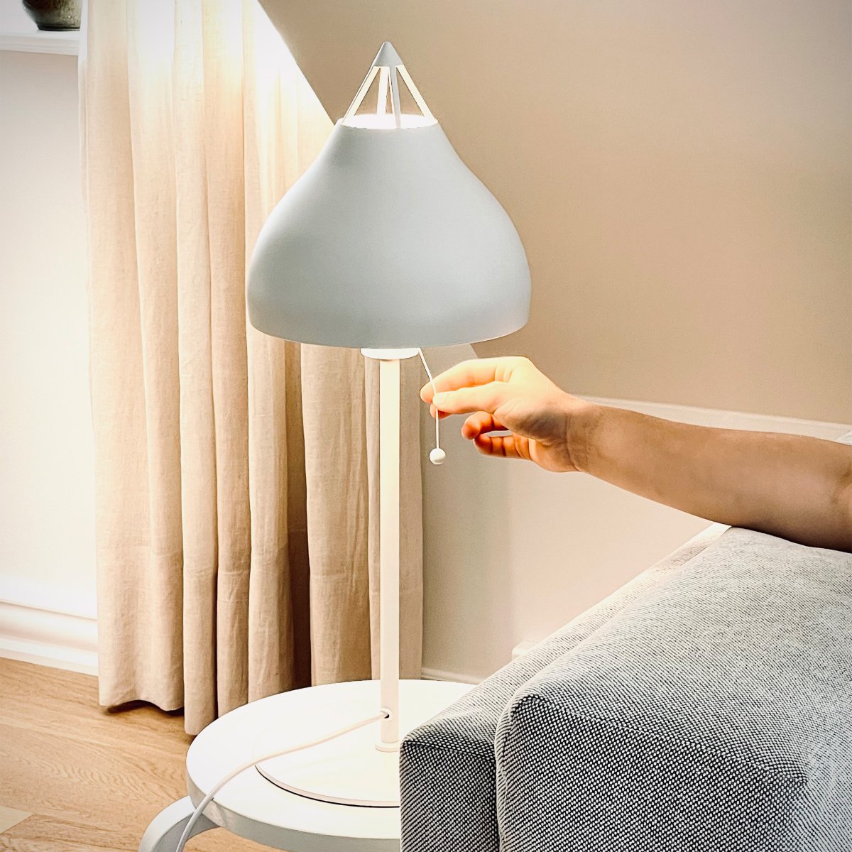 Pyra 60cm Hvit bordlampe Fra Dyberg Larsen - Lampen gir en behagelig glød når den er tent og skaper en koselig atmosfære på hjørnebordet, skrivebordet, vinduskarmen eller i rommet.