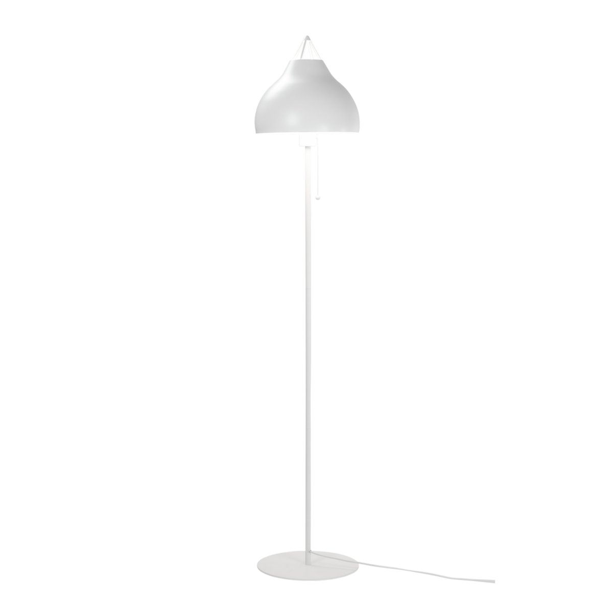 Pyra Hvit gulvlampe Fra Dyberg Larsen - Lampen er 150 cm høy med en skjerm på 29 cm i diameter og kommer med en hvit tekstilkabel.