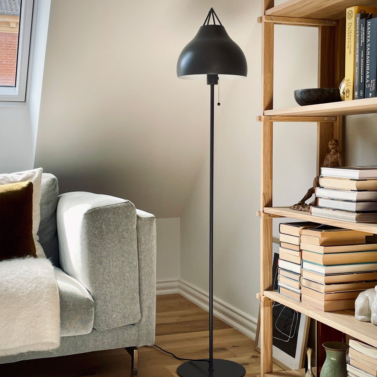 Pyra Grå gulvlampe Fra Dyberg Larsen - Lampen er 150 cm høy med en skjerm på 29 cm i diameter og kommer med en hvit tekstilkabel.