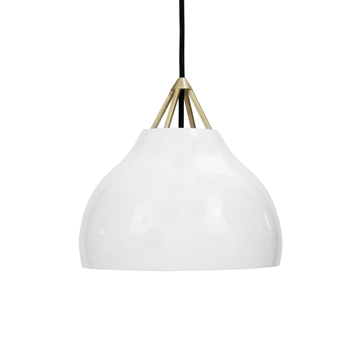 Pyra Ø30 Messing Taklampe Fra Dyberg Larsen - Med en diameter på 29 cm og høyde på 30 cm passer den både i store og mindre rom, og den 3 meter lange hvite tekstilkabelen gjør det enkelt å justere høyden etter behov.