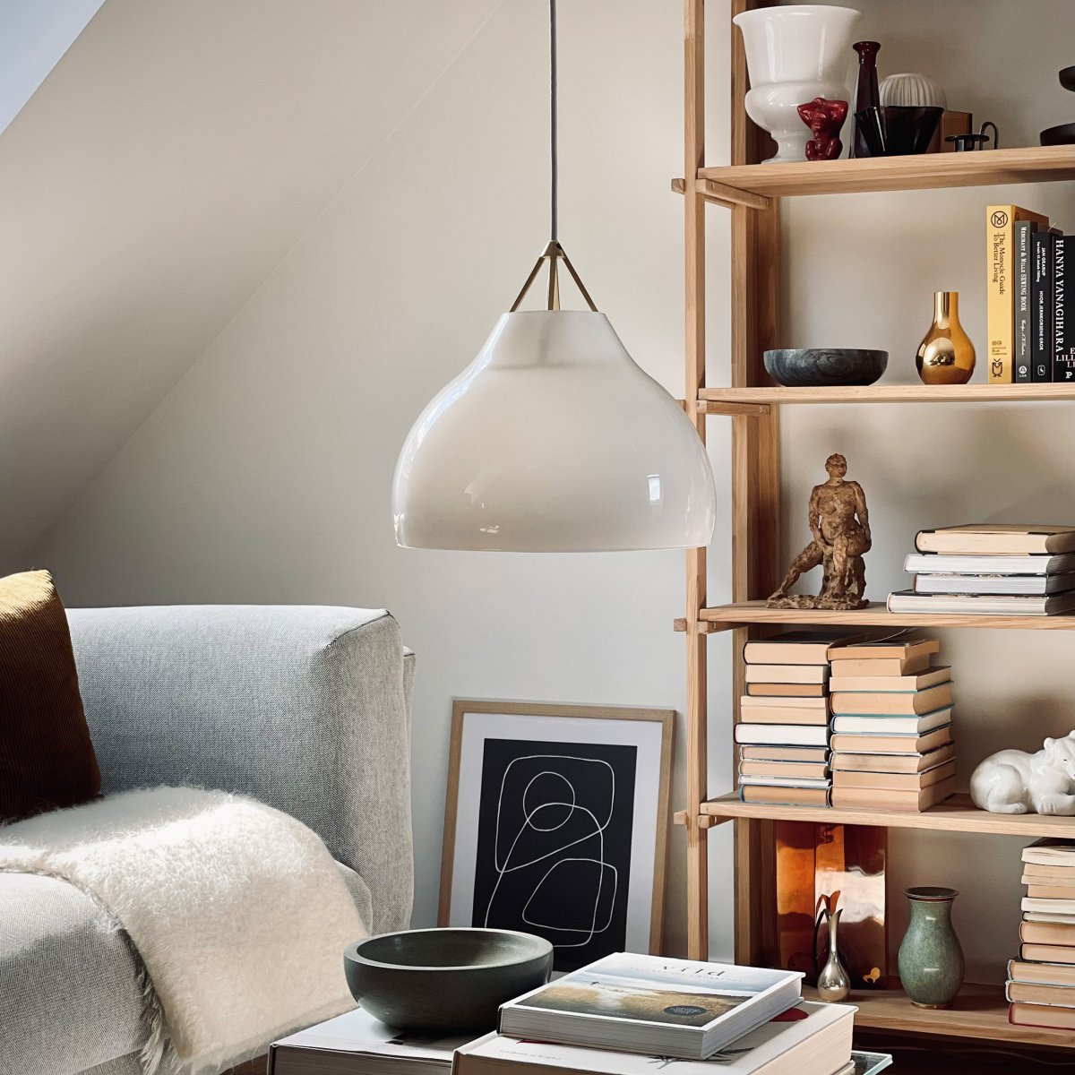 Pyra Ø30 Messing Taklampe Fra Dyberg Larsen - Med en diameter på 29 cm og høyde på 30 cm passer den både i store og mindre rom, og den 3 meter lange hvite tekstilkabelen gjør det enkelt å justere høyden etter behov.