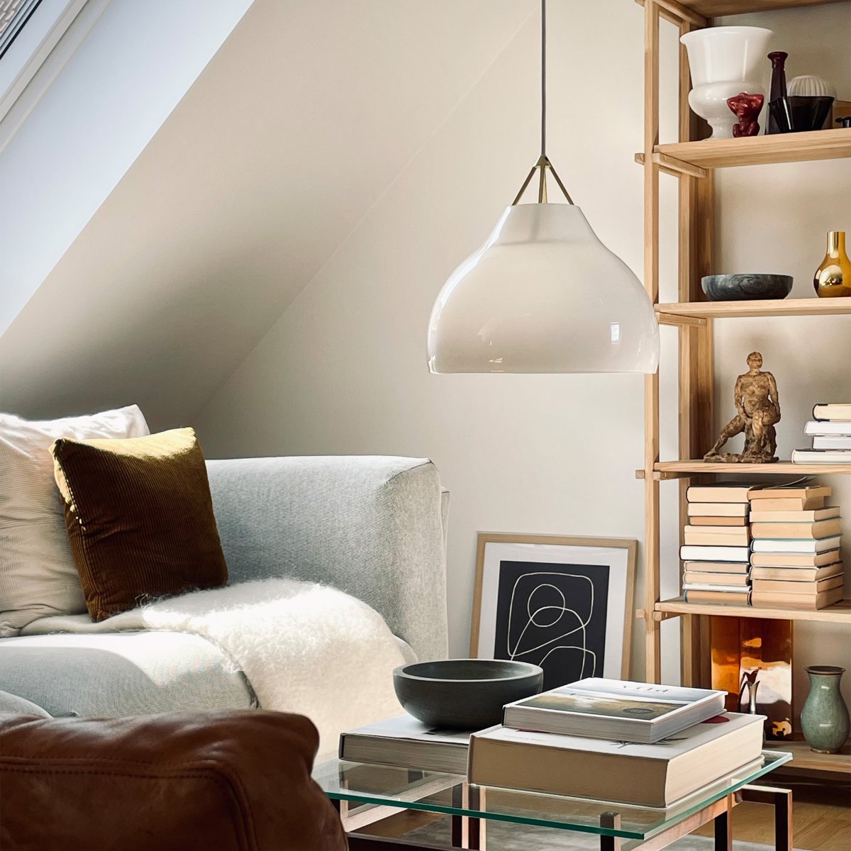 Pyra Ø30 Messing Taklampe Fra Dyberg Larsen - Med en diameter på 29 cm og høyde på 30 cm passer den både i store og mindre rom, og den 3 meter lange hvite tekstilkabelen gjør det enkelt å justere høyden etter behov.