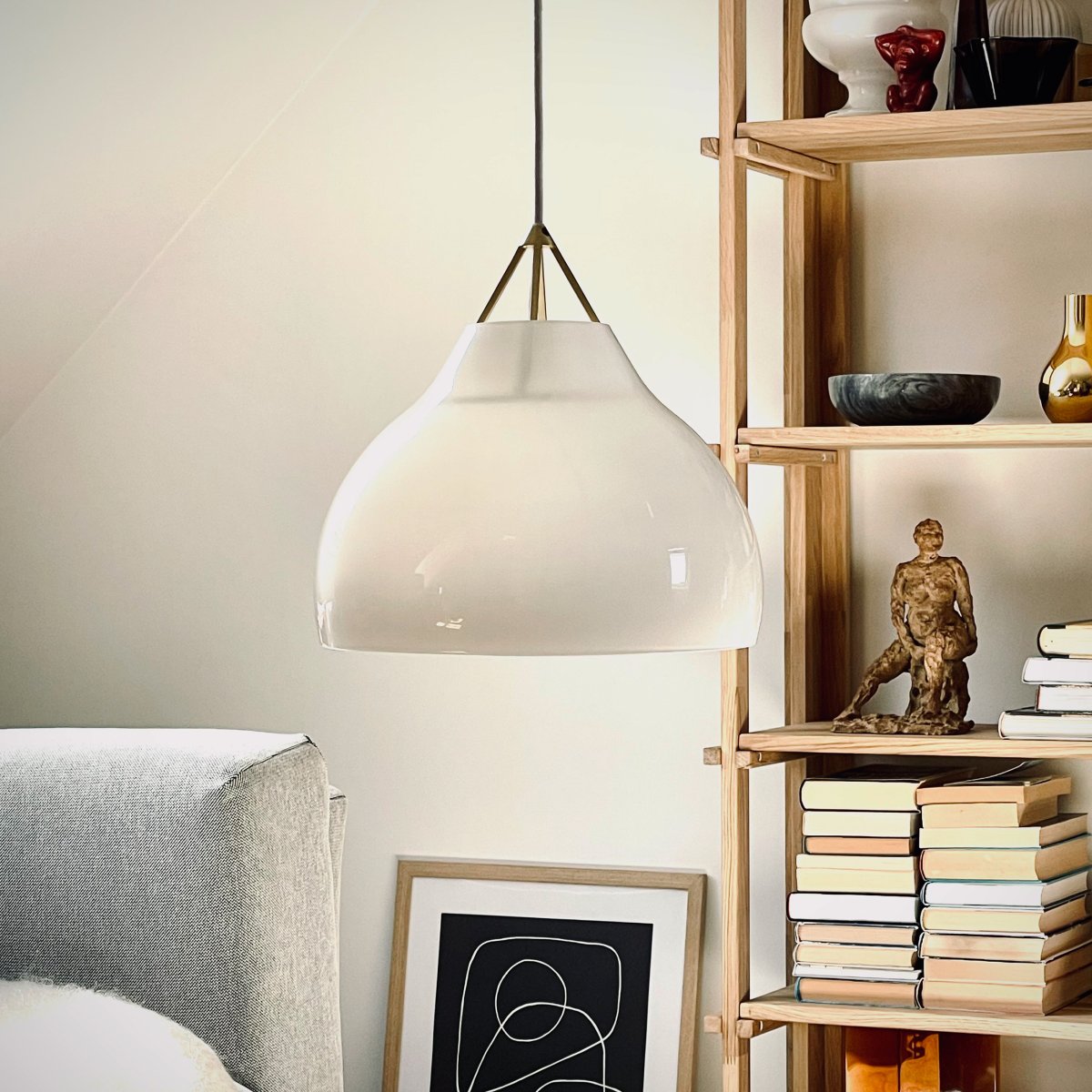 Pyra Ø30 Messing Taklampe Fra Dyberg Larsen - Med en diameter på 29 cm og høyde på 30 cm passer den både i store og mindre rom, og den 3 meter lange hvite tekstilkabelen gjør det enkelt å justere høyden etter behov.