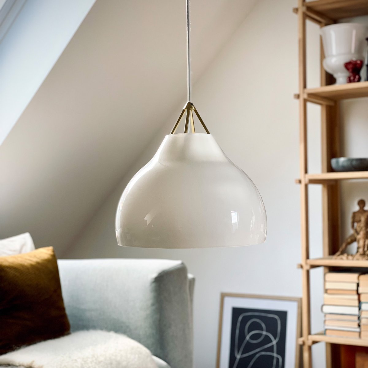 Pyra Ø30 Messing Taklampe Fra Dyberg Larsen - Med en diameter på 29 cm og høyde på 30 cm passer den både i store og mindre rom, og den 3 meter lange hvite tekstilkabelen gjør det enkelt å justere høyden etter behov.