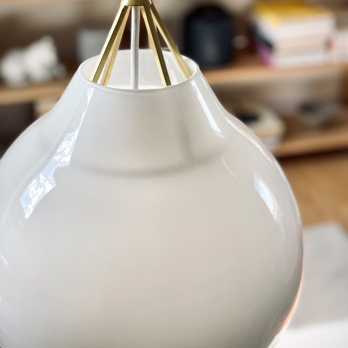 Pyra Ø30 Messing Taklampe Fra Dyberg Larsen - Med en diameter på 29 cm og høyde på 30 cm passer den både i store og mindre rom, og den 3 meter lange hvite tekstilkabelen gjør det enkelt å justere høyden etter behov.