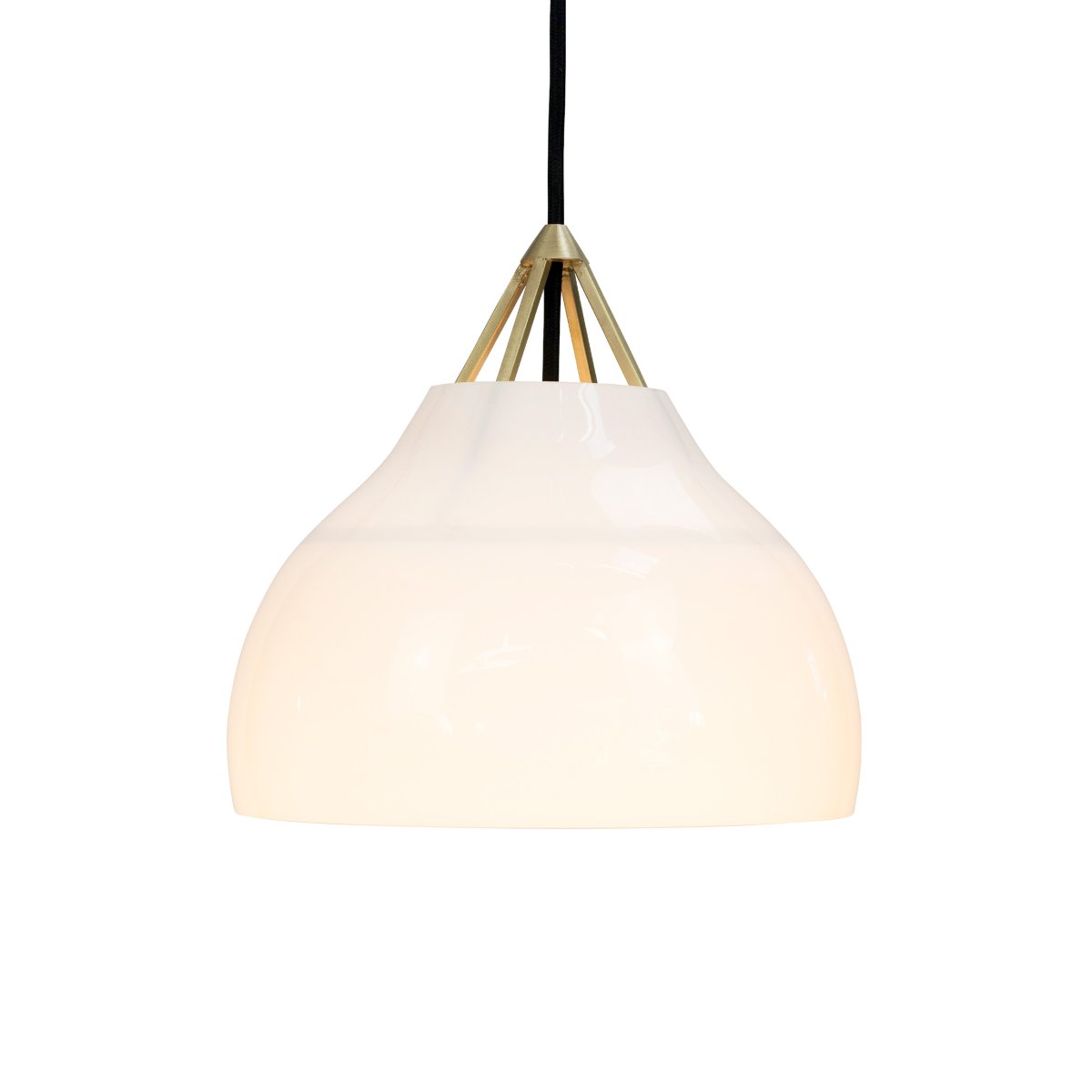 Pyra Ø30 Messing Taklampe Fra Dyberg Larsen - Med en diameter på 29 cm og høyde på 30 cm passer den både i store og mindre rom, og den 3 meter lange hvite tekstilkabelen gjør det enkelt å justere høyden etter behov.