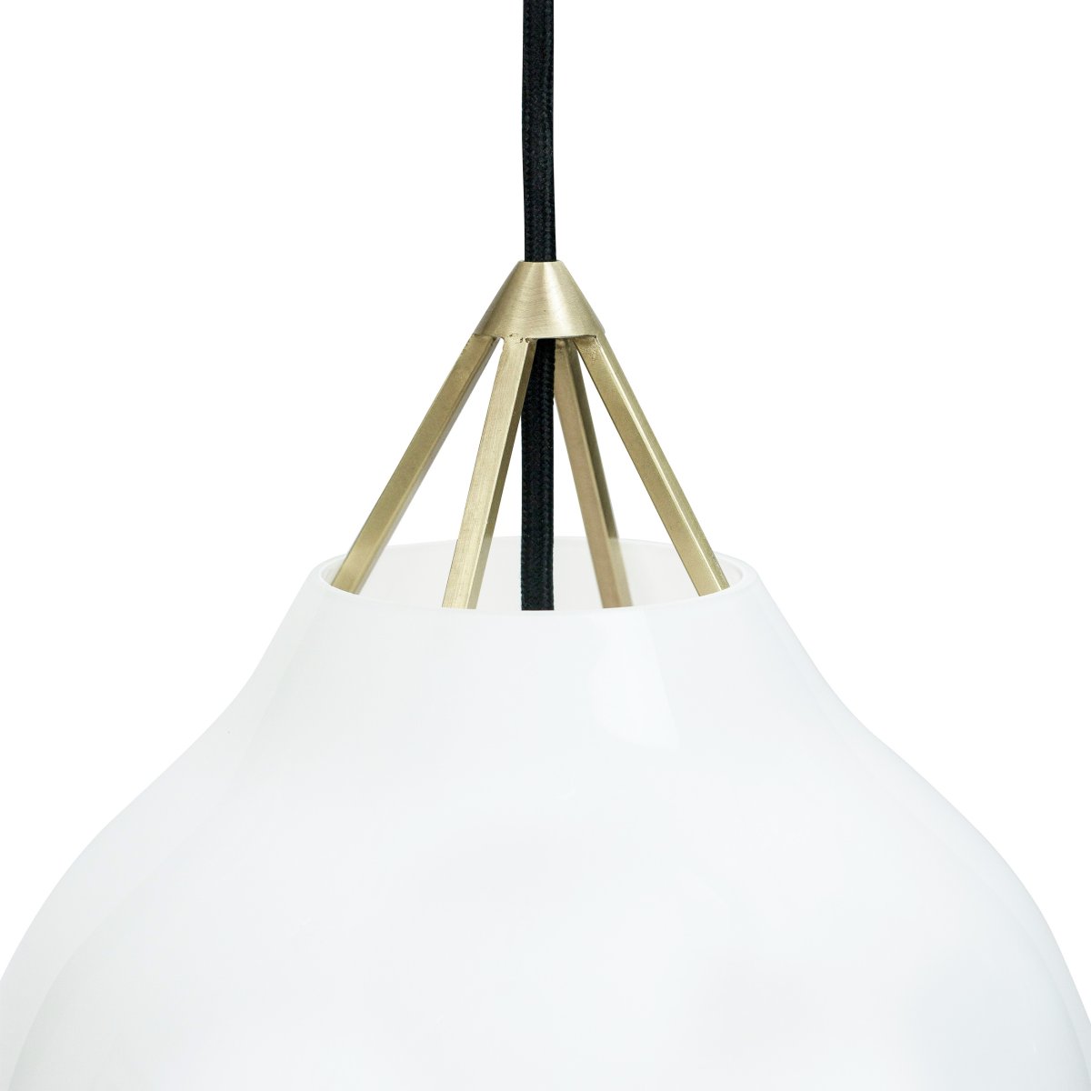 Pyra Ø30 Messing Taklampe Fra Dyberg Larsen - Med en diameter på 29 cm og høyde på 30 cm passer den både i store og mindre rom, og den 3 meter lange hvite tekstilkabelen gjør det enkelt å justere høyden etter behov.