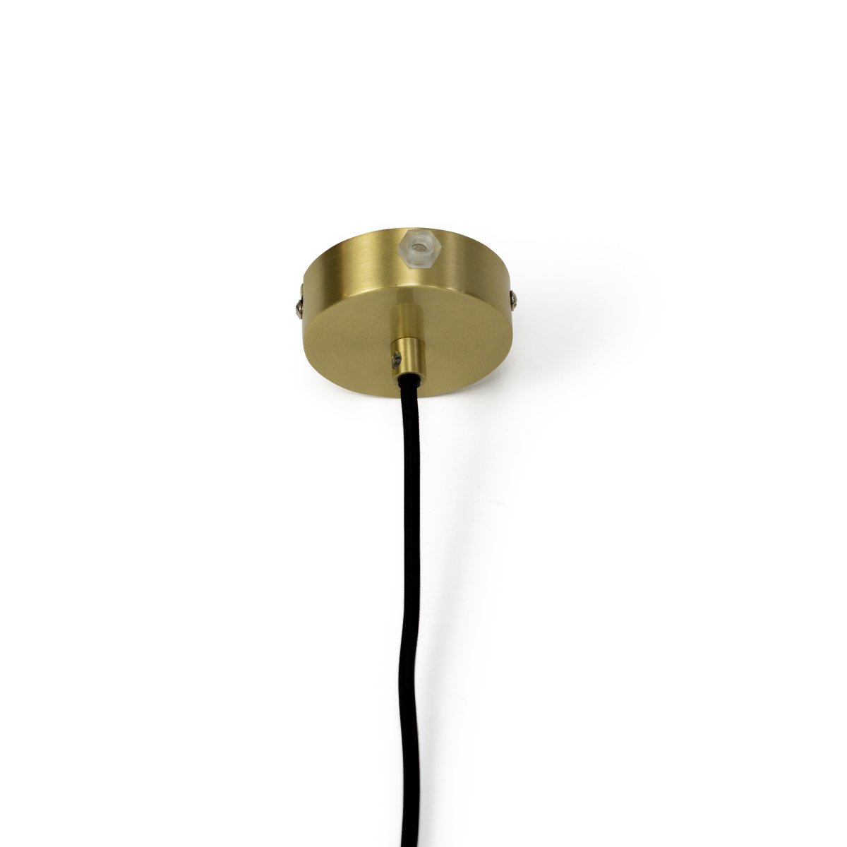 Pyra Ø30 Messing Taklampe Fra Dyberg Larsen - Med en diameter på 29 cm og høyde på 30 cm passer den både i store og mindre rom, og den 3 meter lange hvite tekstilkabelen gjør det enkelt å justere høyden etter behov.
