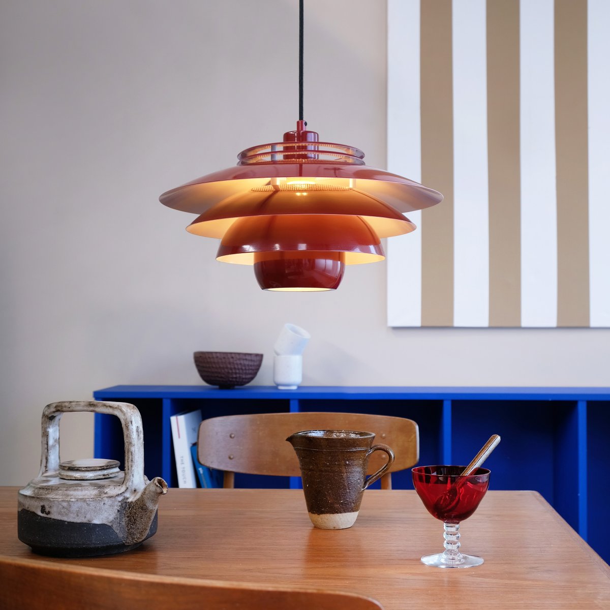 Ejka Ø38 Mørk rød Taklampe Fra Dyberg Larsen - Velg en kul lyskilde for &aring; skape en fantastisk effekt over spisebordet.