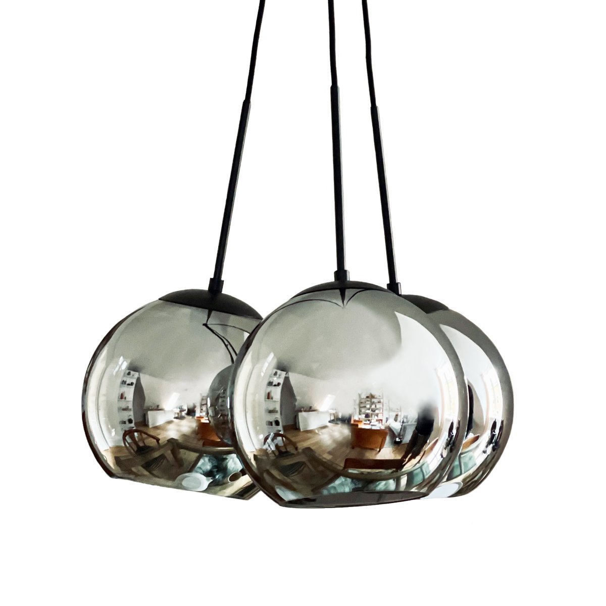 Harry Ø54 Røykfarget Taklampe Fra Dyberg Larsen - Perfekt for stuen eller spisestuen, sprer den mykt og innbydende lys for en koselig og elegant følelse.