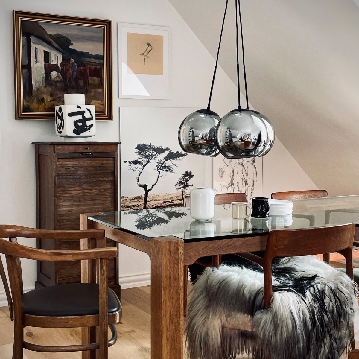 Harry Ø54 Røykfarget Taklampe Fra Dyberg Larsen - Perfekt for stuen eller spisestuen, sprer den mykt og innbydende lys for en koselig og elegant følelse.
