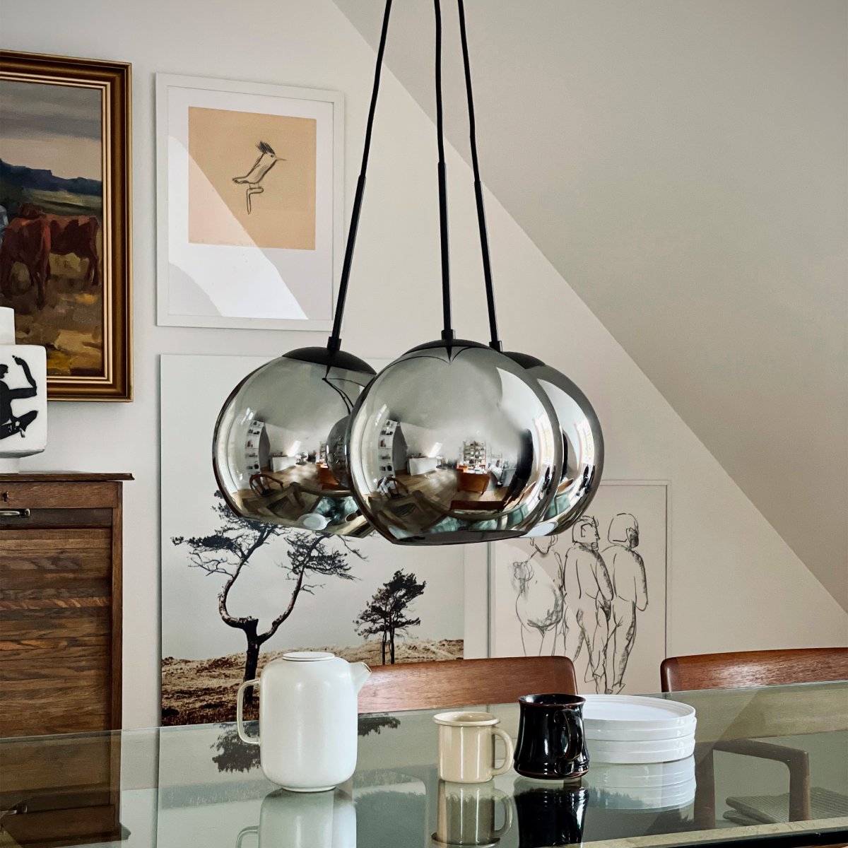 Harry Ø54 Røykfarget Taklampe Fra Dyberg Larsen - Perfekt for stuen eller spisestuen, sprer den mykt og innbydende lys for en koselig og elegant følelse.