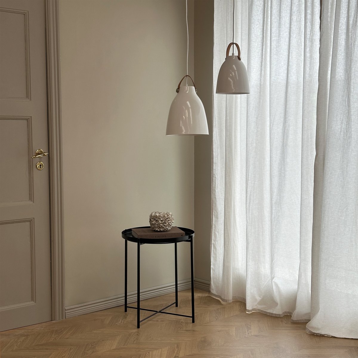 Copenhagen Ø19 Høyglans hvit Taklampe Fra Dyberg Larsen - Copenhagen lampen er tilgjengelig i tv&aring; modeller: sort med svart lærreim og hvit med brun lærreim, samt i to forskjellige størrelser.