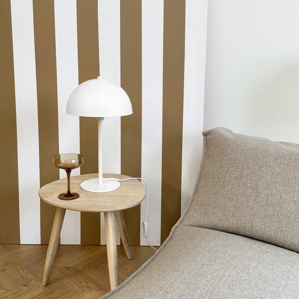 Stockholm 43cm Hvit bordlampe Fra Dyberg Larsen - Lampen sprer et mykt og behagelig lys som skaper en behagelig atmosf&aelig;re, uansett om den er plassert p&aring;; skrivebordet, nattbordet eller i stua.