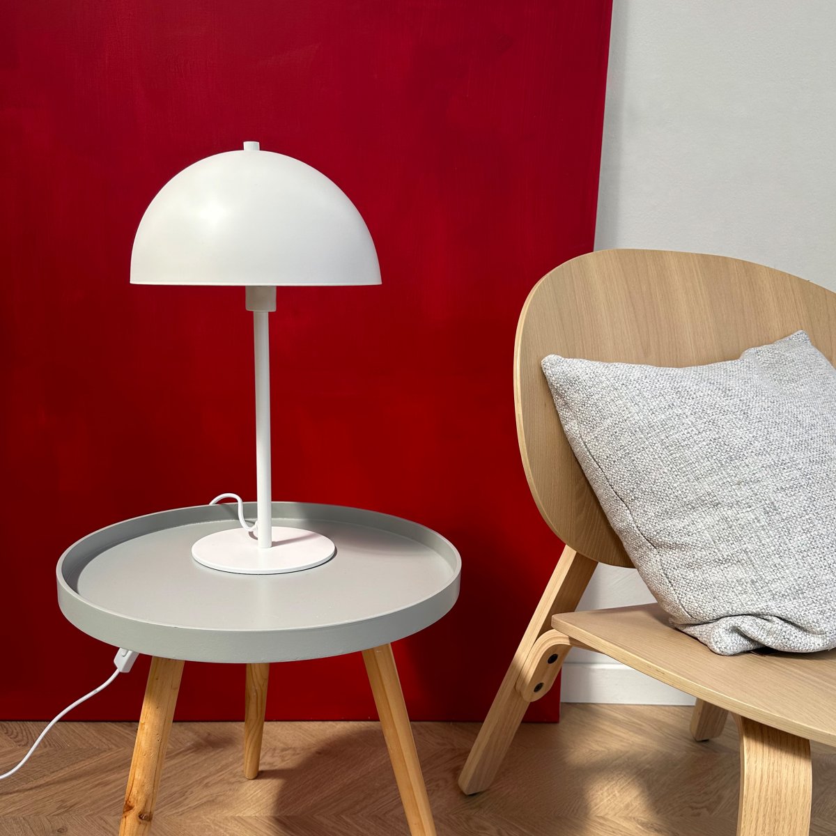 Stockholm 43cm Hvit bordlampe Fra Dyberg Larsen - Lampen sprer et mykt og behagelig lys som skaper en behagelig atmosf&aelig;re, uansett om den er plassert p&aring;; skrivebordet, nattbordet eller i stua.