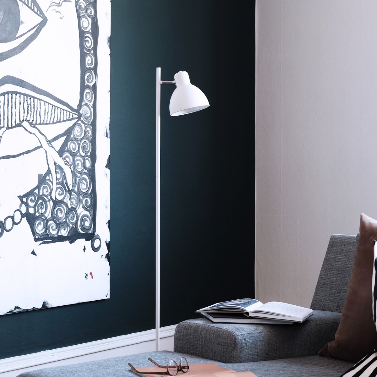 Skagen 1 Hvit gulvlampe Fra Dyberg Larsen - Skagen gulvlampe er tilgjengelig med en eller to&aring; lampeskjermer, og denne varianten har en lampeskjerm i matt hvit metall som gir et stilrent og enkelt uttrykk.