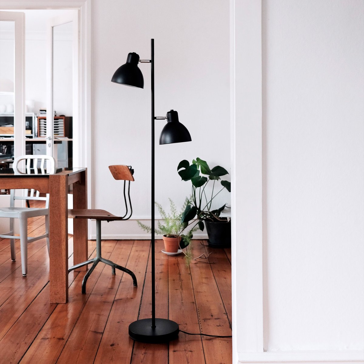 Skagen 2 Svart gulvlampe Fra Dyberg Larsen - Plasser den i stuen og opplev det fantastiske lyset den sender ut.