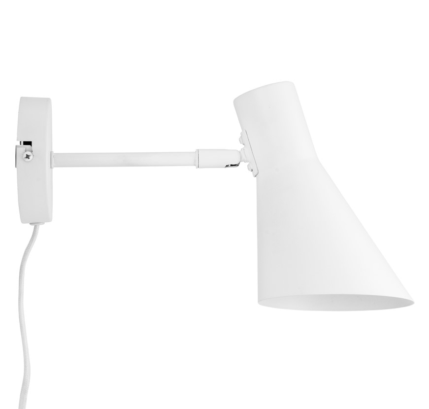 DL12 Hvit leselampe Fra Dyberg Larsen - DL12 er en hvit vegglampe som er perfekt for de som leter etter en tidl&oslash;s og elegant lyskilde.