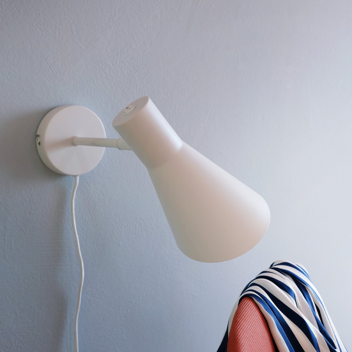 DL12 Hvit leselampe Fra Dyberg Larsen - DL12 er en hvit vegglampe som er perfekt for de som leter etter en tidl&oslash;s og elegant lyskilde.