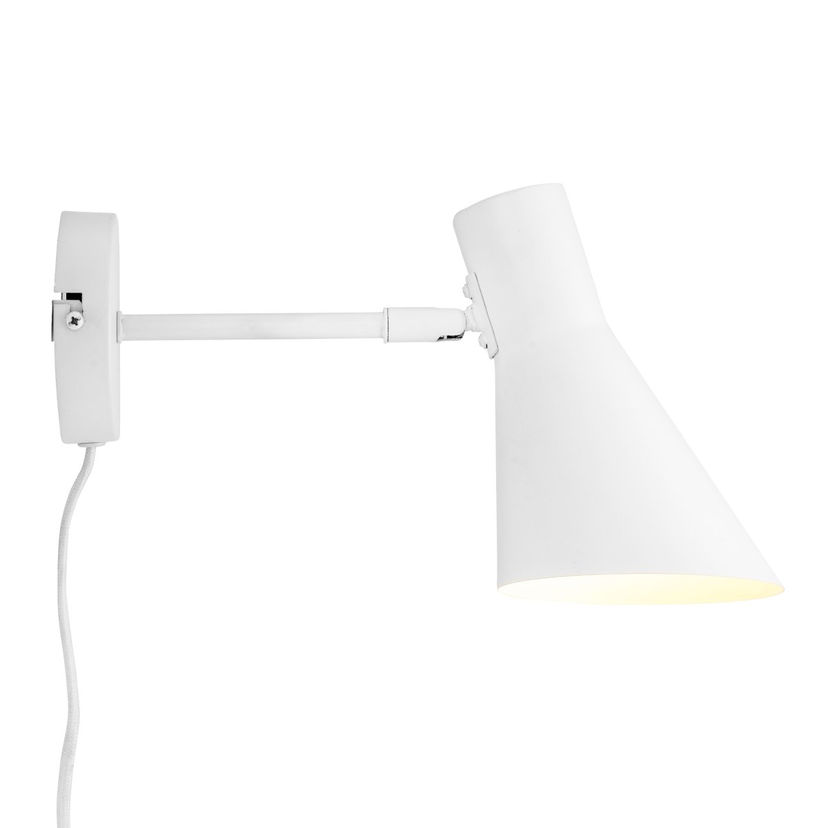 DL12 Hvit leselampe Fra Dyberg Larsen - DL12 er en hvit vegglampe som er perfekt for de som leter etter en tidl&oslash;s og elegant lyskilde.