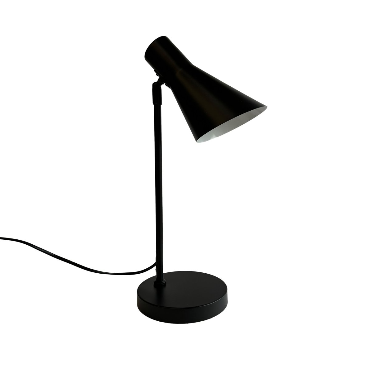 Denver 45cm Svart skrivebordslampe Fra Dyberg Larsen - Serien består av en bordlampe, en gulvlampe og en vegglampe, alle i matt sort.