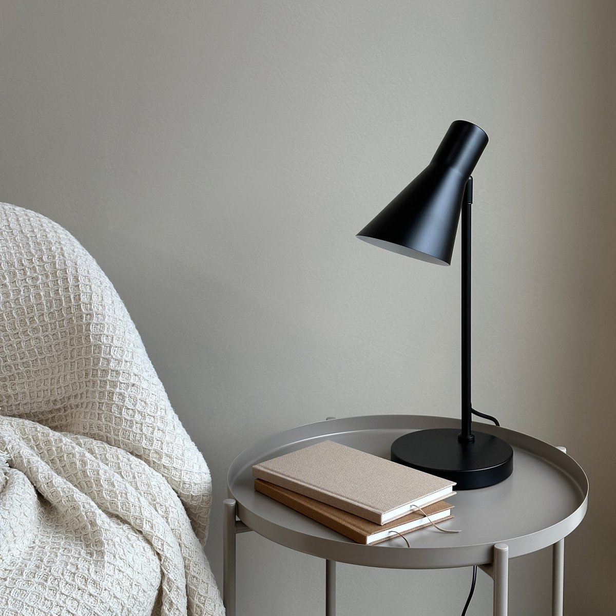 Denver 45cm Svart skrivebordslampe Fra Dyberg Larsen - Serien består av en bordlampe, en gulvlampe og en vegglampe, alle i matt sort.