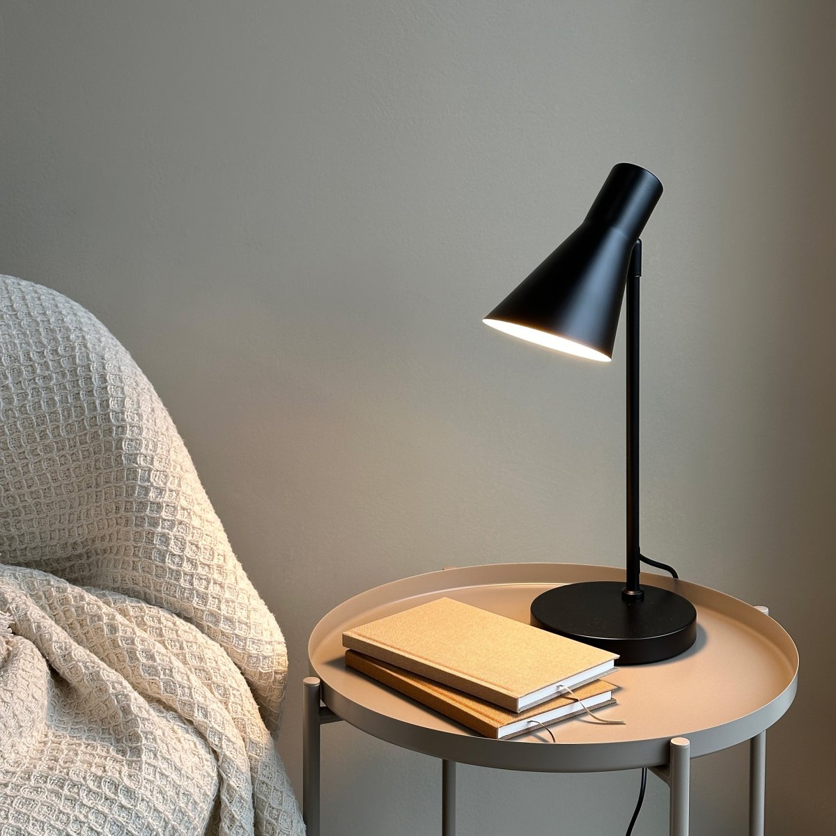 Denver 45cm Svart skrivebordslampe Fra Dyberg Larsen - Serien består av en bordlampe, en gulvlampe og en vegglampe, alle i matt sort.