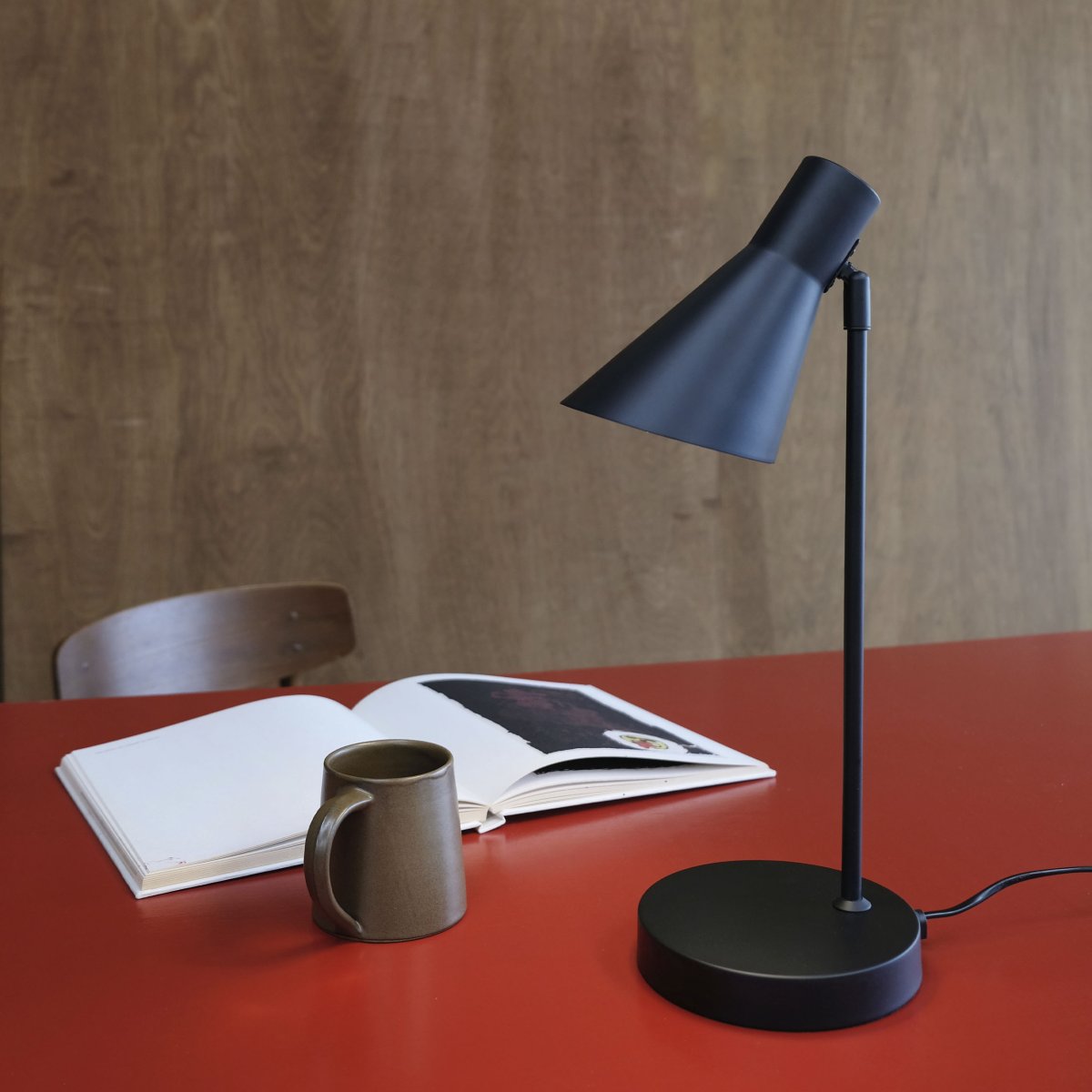 Denver 45cm Svart skrivebordslampe Fra Dyberg Larsen - Serien består av en bordlampe, en gulvlampe og en vegglampe, alle i matt sort.