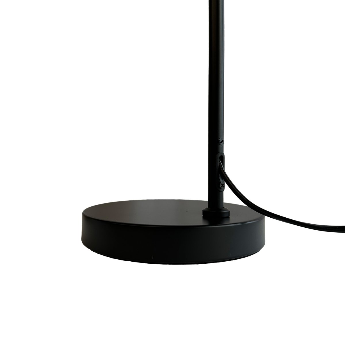 Denver 45cm Svart skrivebordslampe Fra Dyberg Larsen - Serien består av en bordlampe, en gulvlampe og en vegglampe, alle i matt sort.