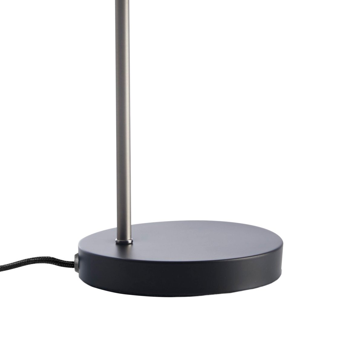Ocean 43cm Svart skrivebordslampe Fra Dyberg Larsen - Ocean sjarmerer med sitt retrodesign og et snev av moderne stil, noe som gj&oslash;r den ideell b&aring;de p&aring; soverommet og som indirekte lyskilde i stuen.
