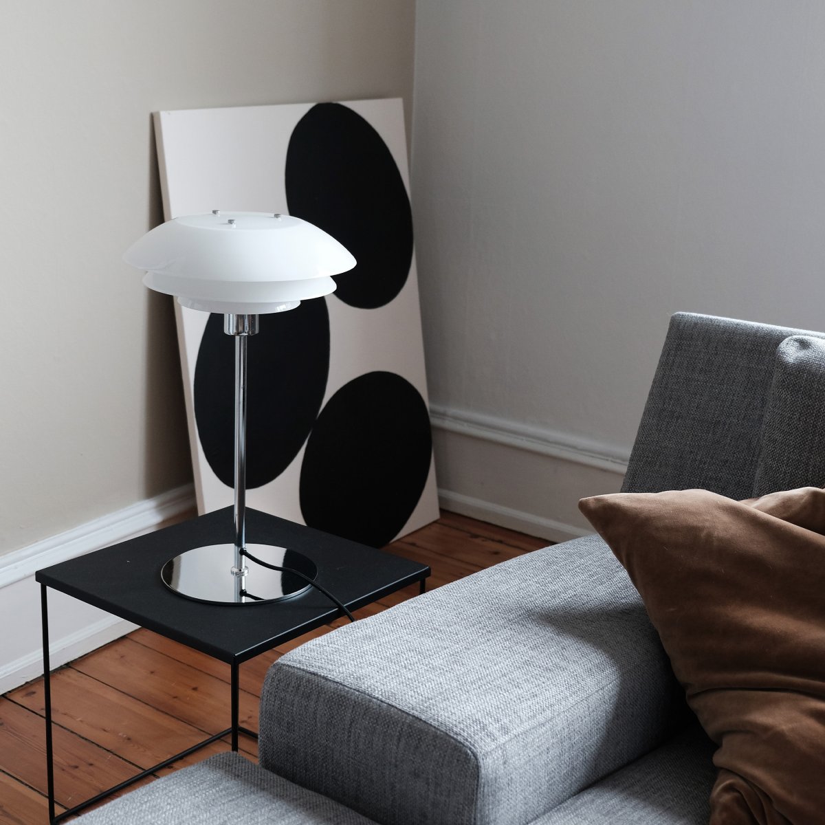 DL31 50cm Krom bordlampe Fra Dyberg Larsen - Den nye versjonen gir en vri: Lampeskjermen er n&aring; laget av h&aring;ndbl&aring;st opalglass, som gir hver lampe en unik karakter og sjarm.