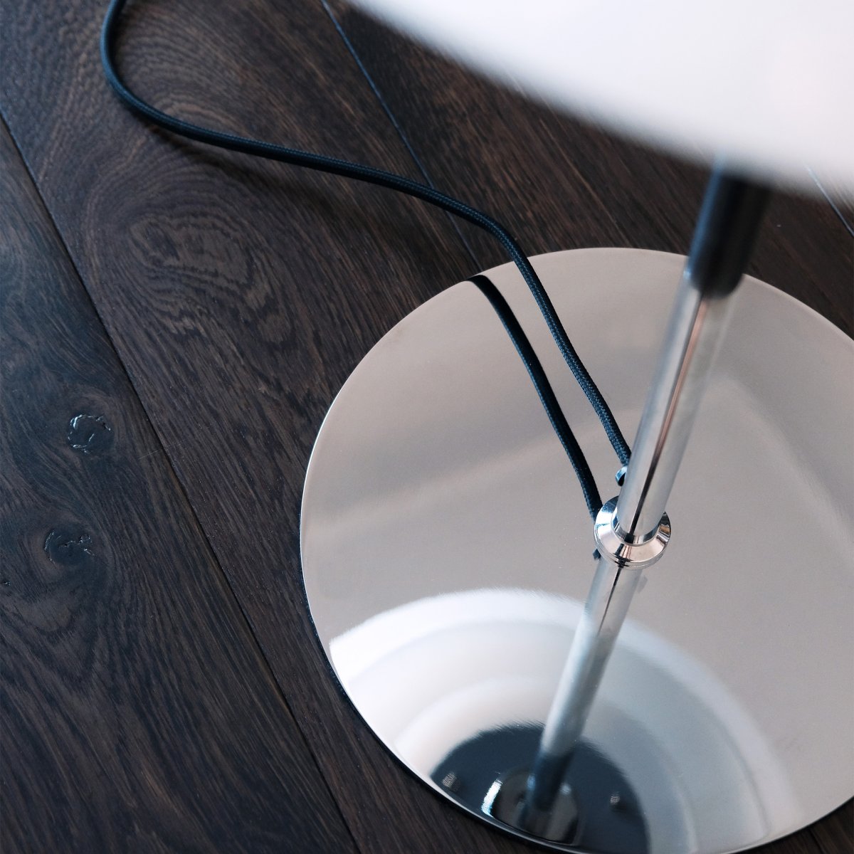 DL31 50cm Krom bordlampe Fra Dyberg Larsen - Den nye versjonen gir en vri: Lampeskjermen er n&aring; laget av h&aring;ndbl&aring;st opalglass, som gir hver lampe en unik karakter og sjarm.