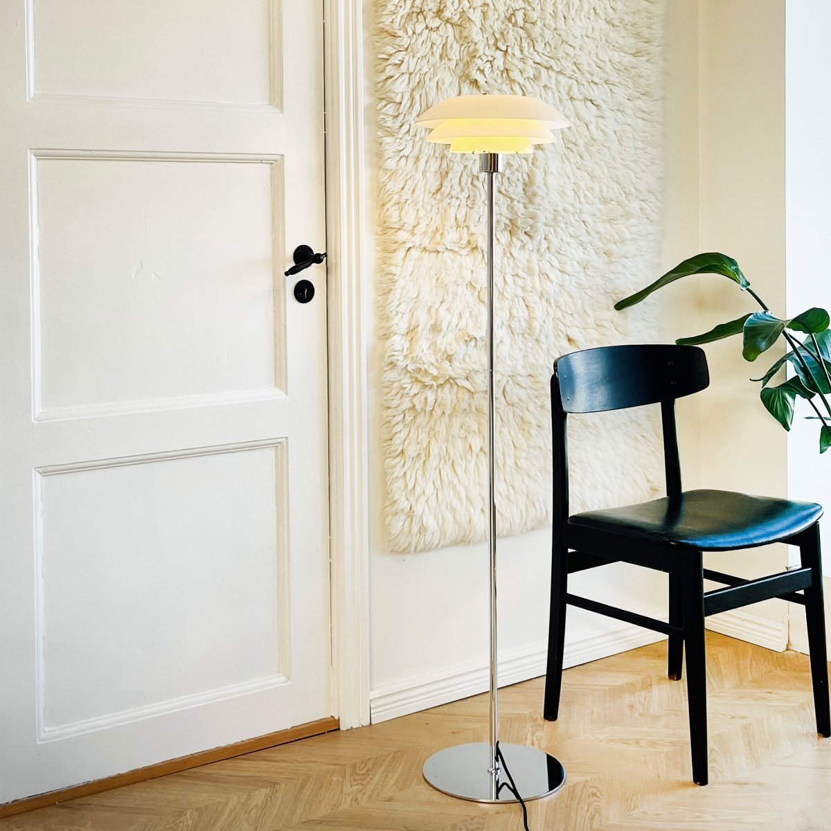 DL31 Krom gulvlampe Fra Dyberg Larsen - DL31 gulvlampe gir sjarm og stil til hjemmet ditt, enten den st&aring;r ved favorittstolen din for &aring; tenne opp peisen eller i et hj&oslash;rne for &aring; skape koselig belysning i stuen.