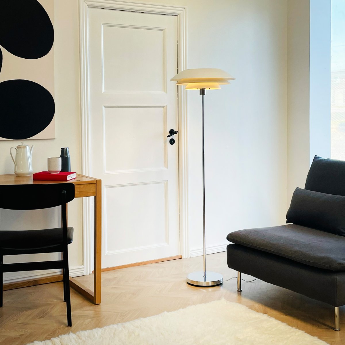 DL45 Hvit gulvlampe Fra Dyberg Larsen - Med sitt minimalistiske og stilige design blir det et blikkfang og en midlertidig interi&oslash;rdetalj i hjemmet ditt.