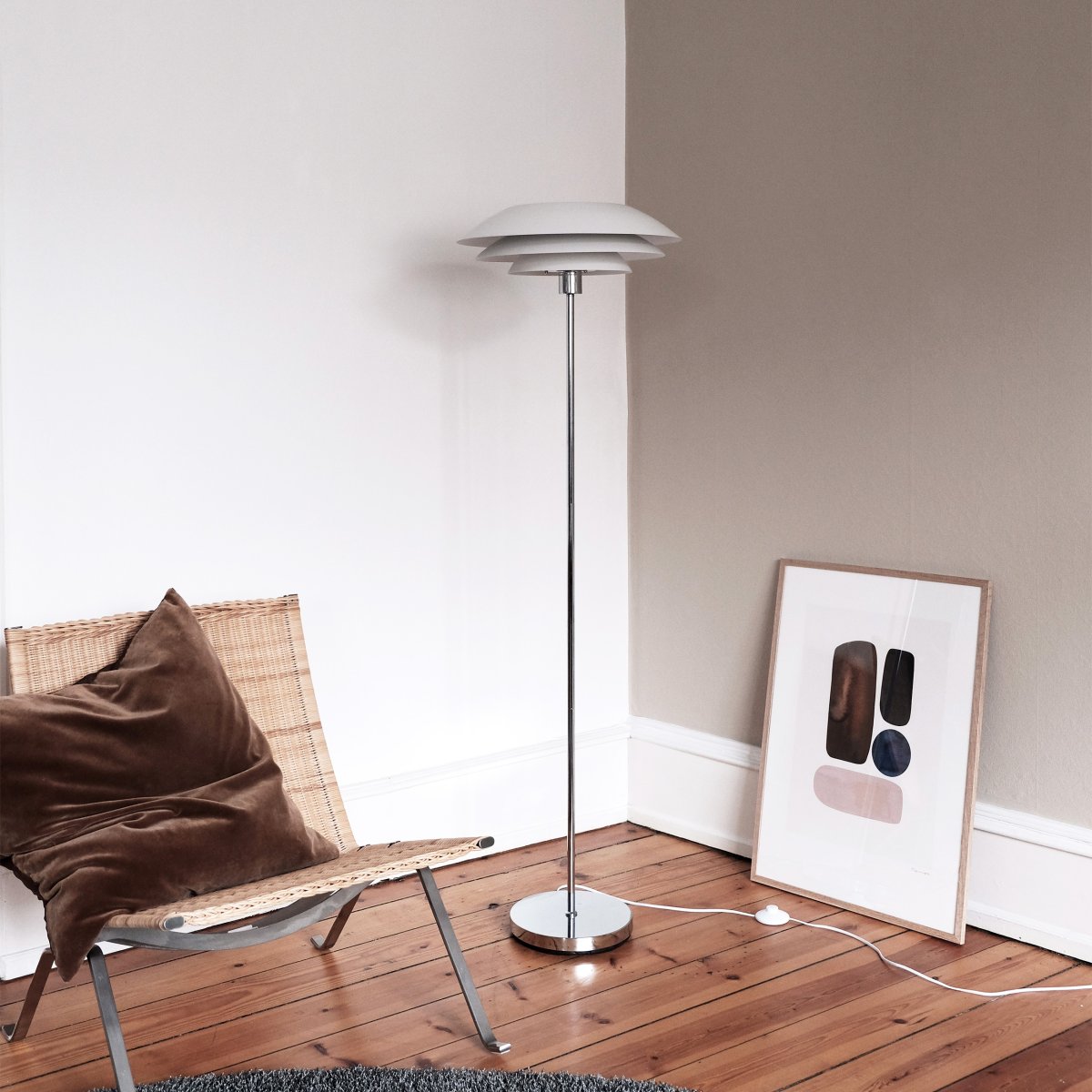 DL45 Hvit gulvlampe Fra Dyberg Larsen - Med sitt minimalistiske og stilige design blir det et blikkfang og en midlertidig interi&oslash;rdetalj i hjemmet ditt.