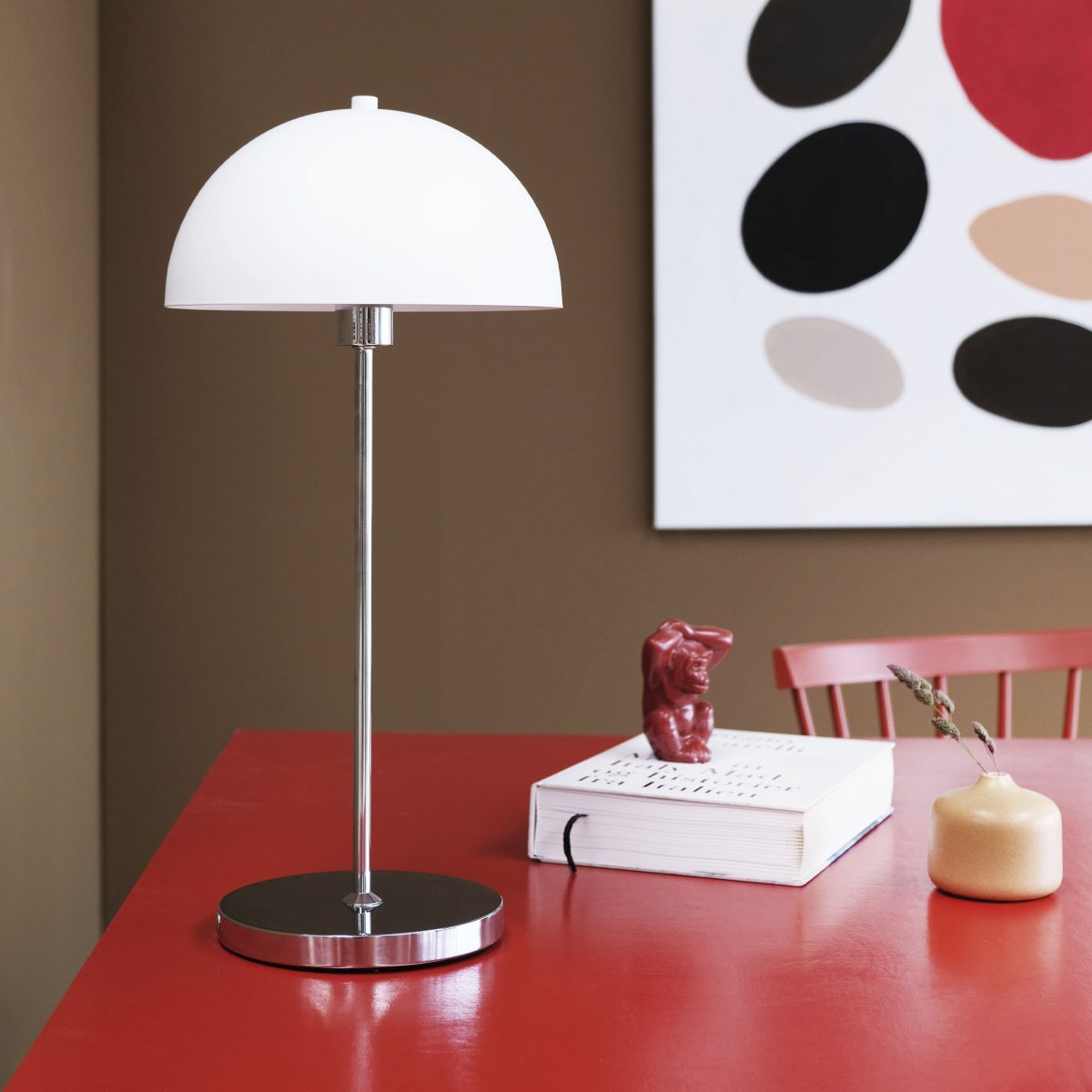 Garda 55cm Krom bærbar Fra Dyberg Larsen - Garda er en tidl&oslash;s detalj som bringer b&aring;de stil og funksjon til hjemmet ditt &ndash; en investering i klassisk, b&aelig;rekraftig design.